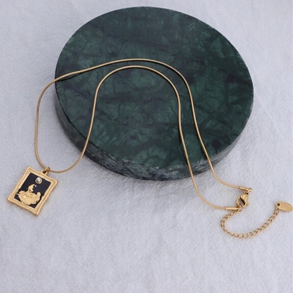 Reclining Woman Portrait Painting Artistic Picture Frame Pearl 18K Gold Necklace - Picture 9 of 16